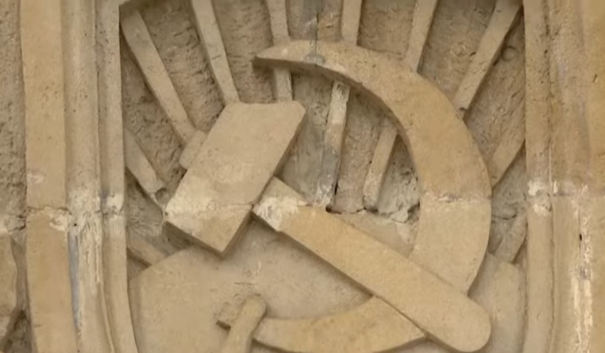 Bakıda SSRİ bayrağı müzakirələrə səbəb oldu - VİDEO