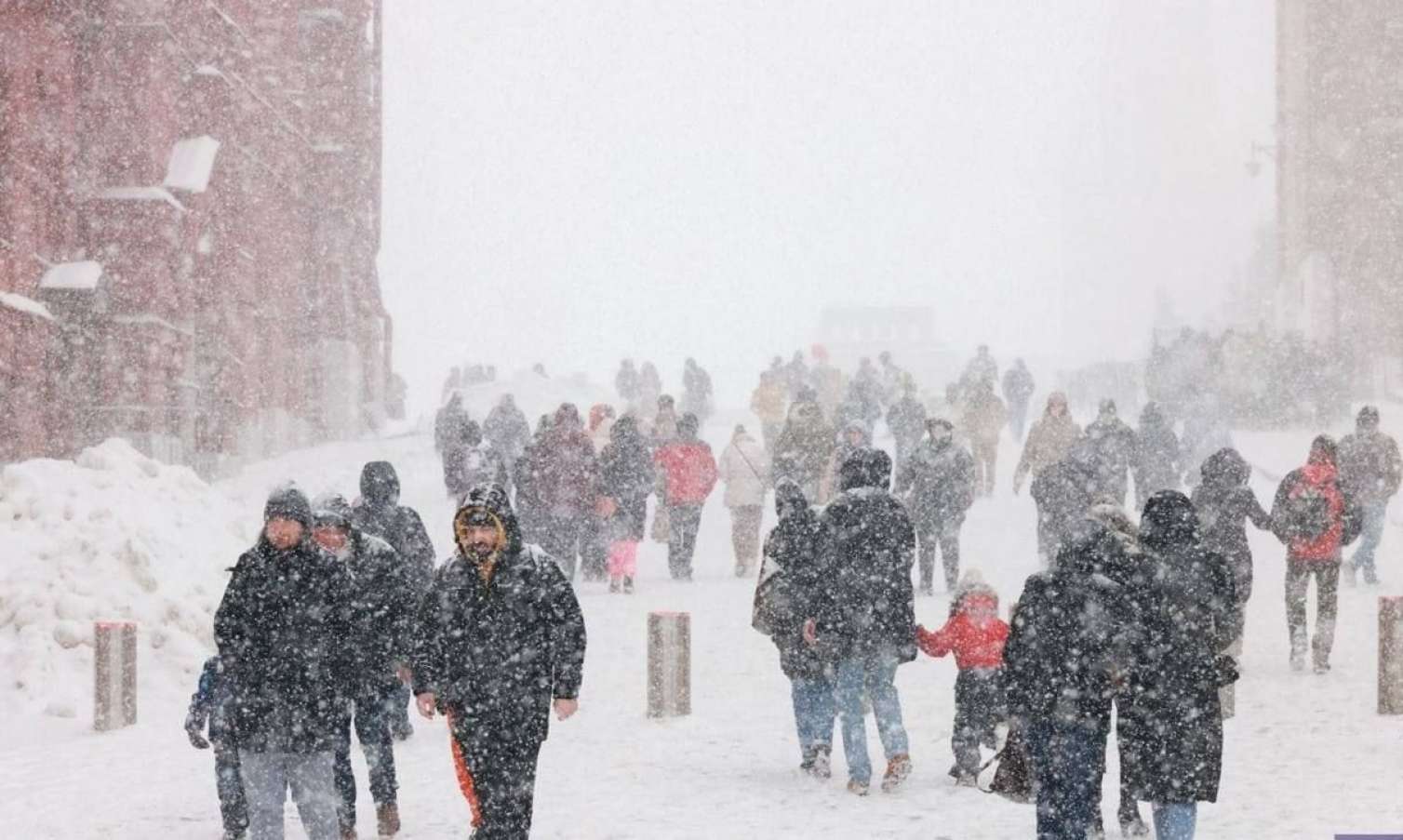56 ilin ən şiddətli qarı yağdı