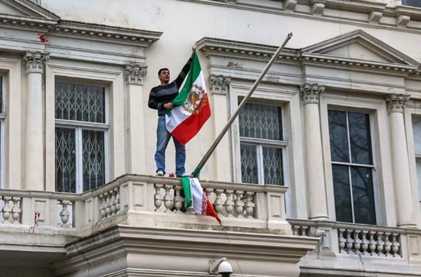 İranın Milandakı konsulluğunun lövhəsi SÖKÜLDÜ