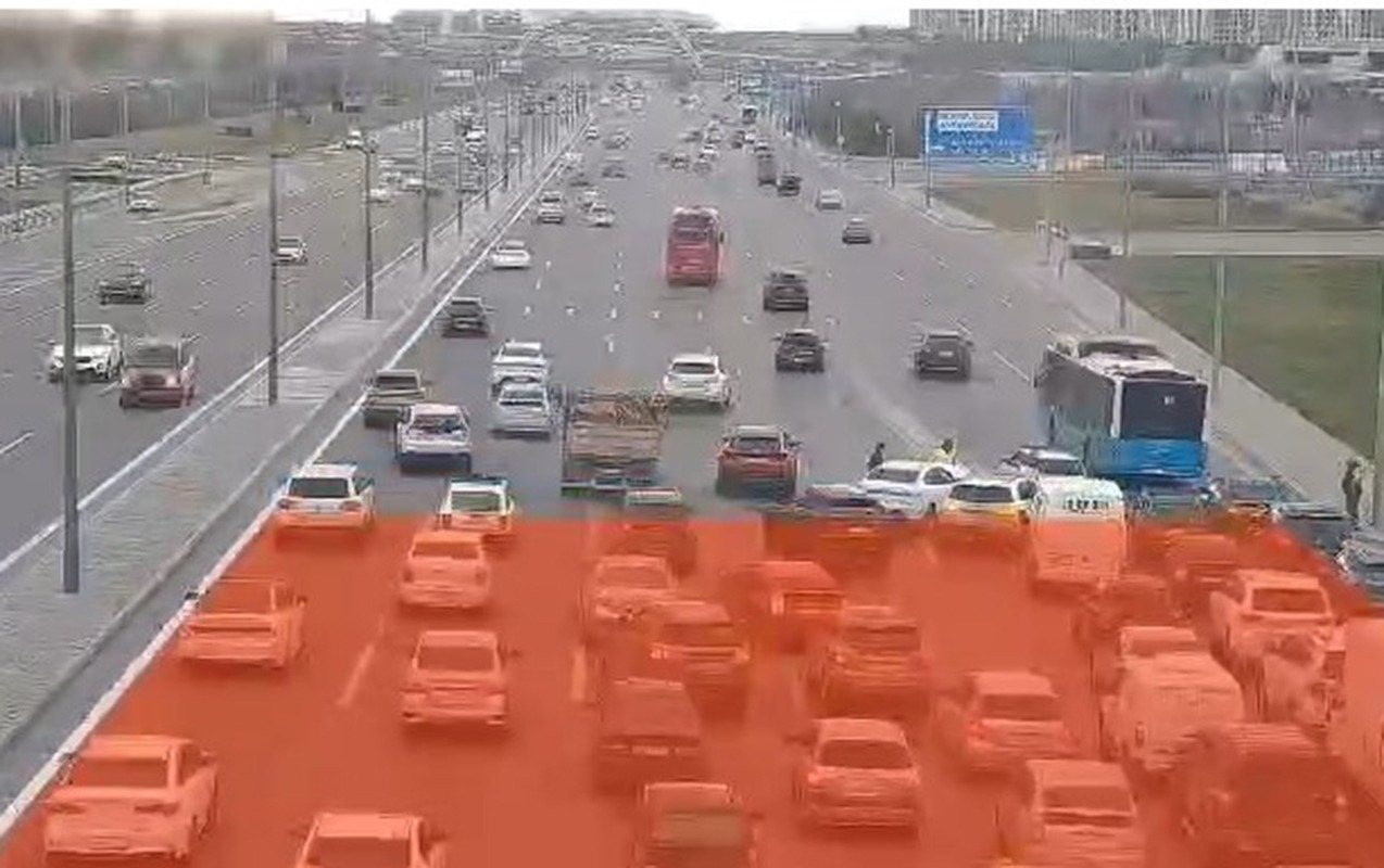 Aeroport yolunda sürücü diqqətsizliyi hərəkəti iflic etdi - VİDEO