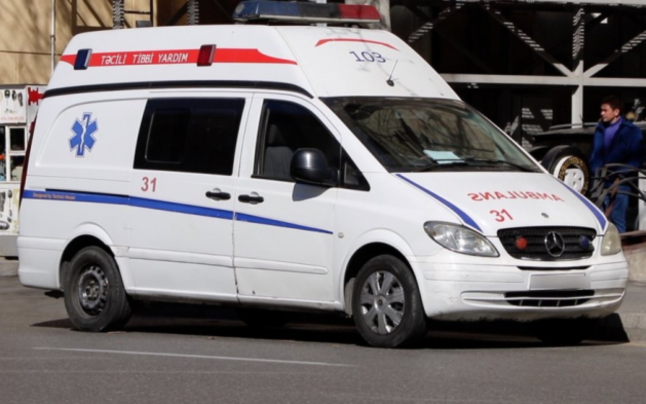 Motosiklet təcili yardım maşını ilə toqquşdu - Xəsarət alanlar var