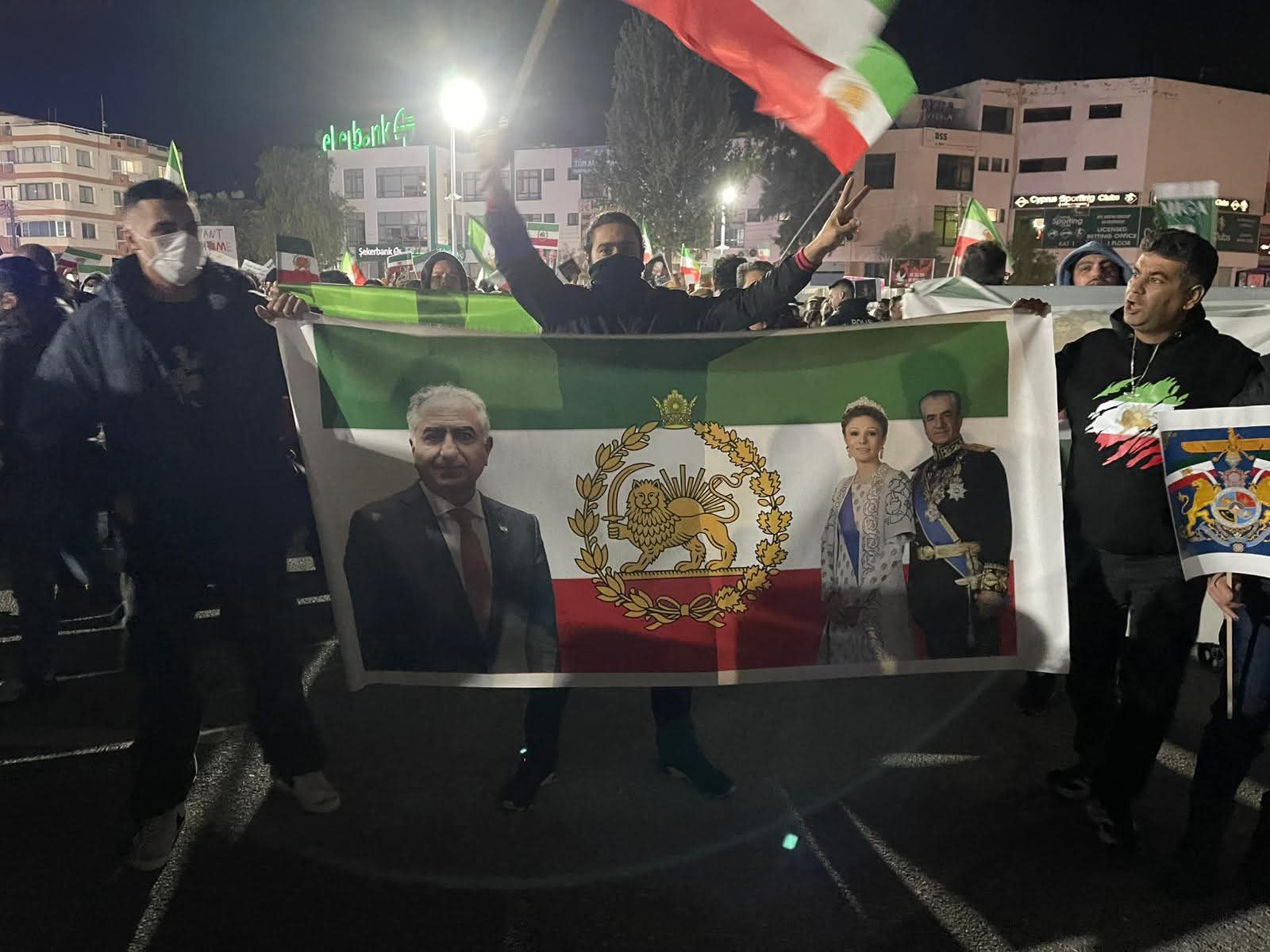 Şimali Kiprdə Pəhləvi plakatları ilə Xameneyi rejiminə açıq ETİRAZ&nbsp;&nbsp;