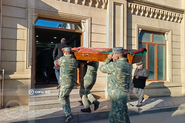 Milli Qəhrəmanın&nbsp;cənazəsi Təzəpir məscidinə gətirilib - FOTO