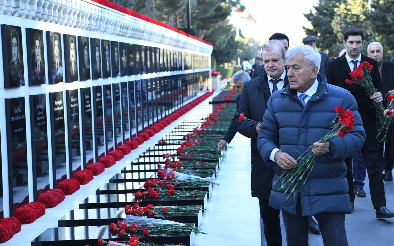 BMU-nun kollektivi Şəhidlər xiyabanında -&nbsp;FOTOLAR