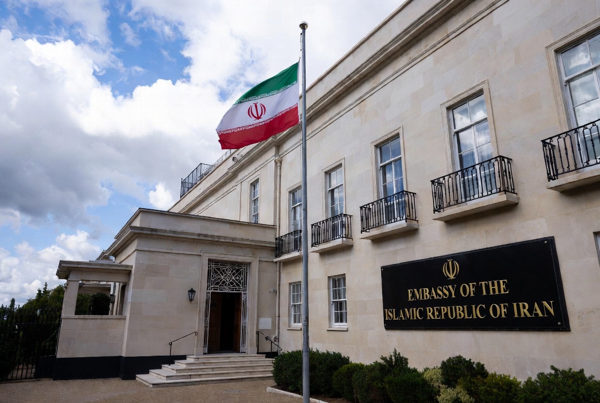 Səfirlik binasından İran bayrağını endirən şəxs həbs edildi