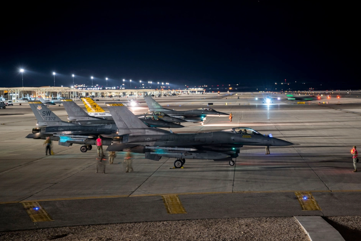 ABŞ İran yaxınlığına qoşun toplayır