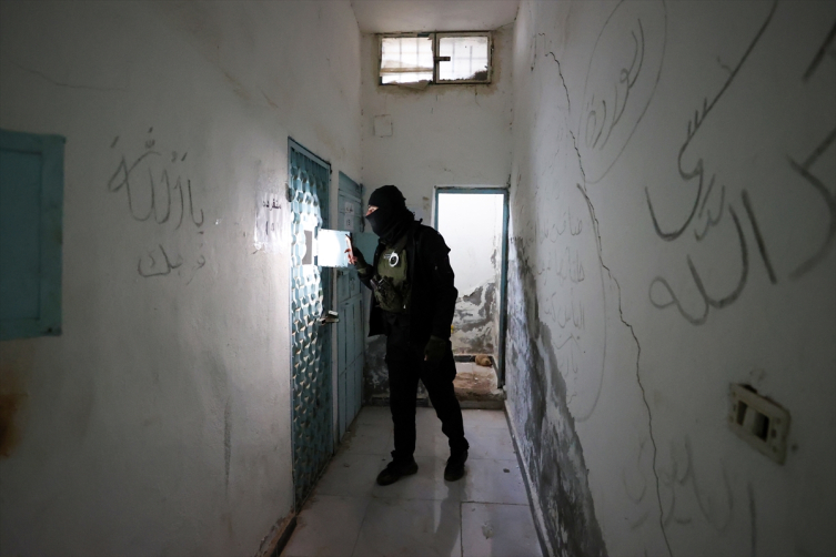 Əsirlərin saxlandığı YPG həbsxanası - FOTOLAR