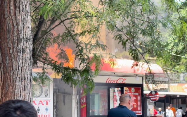 Bakının mərkəzində dönərxana yanır