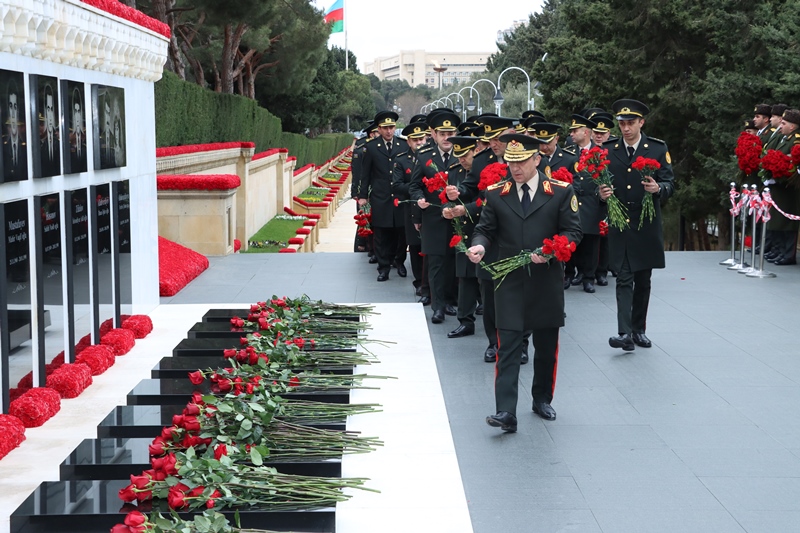 SOMDA-nın şəxsi heyəti Şəhidlər Xiyabanında...