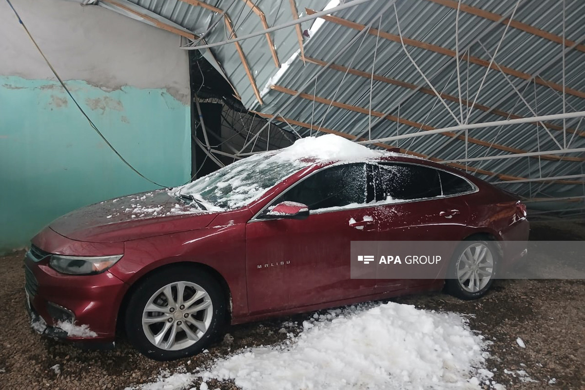 Qazaxda güclü qar səbəbindən evin talvarı çökdü - FOTO