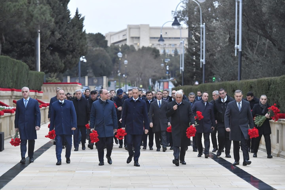Rəqəmsal İnkişaf və Nəqliyyat Nazirliyinin kollektivi Şəhidlər xiyabanında - FOTO
