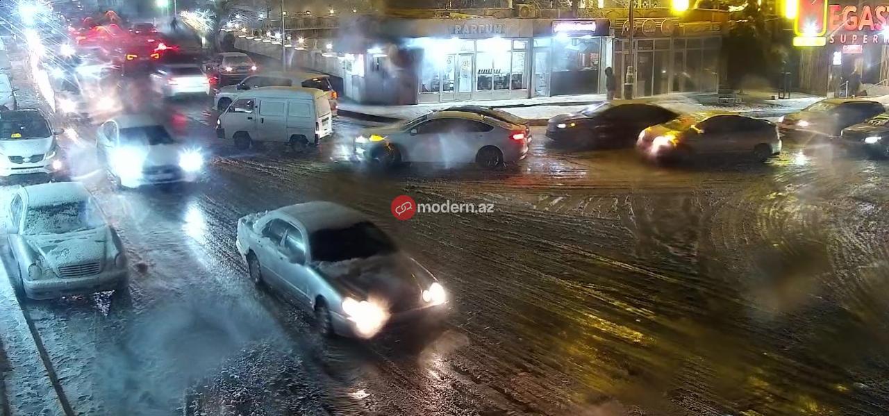 Bakıya qar yağır - hərəkət çətinləşib