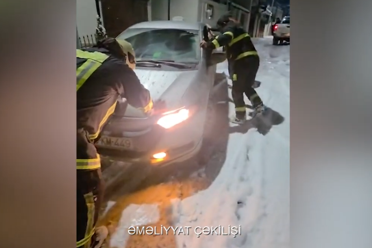 Xankəndidə maşınlarda köməksiz qalan şəxslərə kömək göstərildi - VİDEO