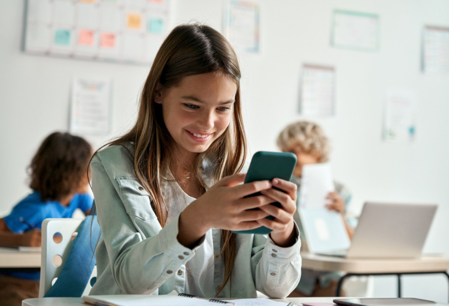 В школах учителям также будет запрещено пользоваться телефоном
