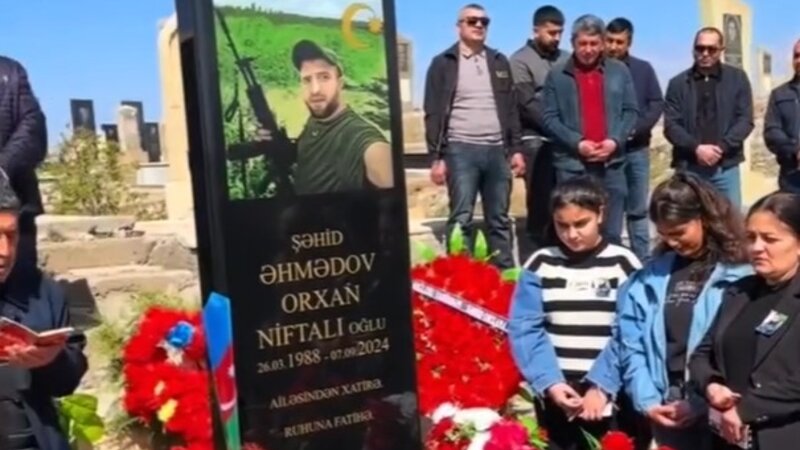 Məzar daşındakı "şəhid" yazısı mübahisə yaratdı: Din və qanun nə deyir?