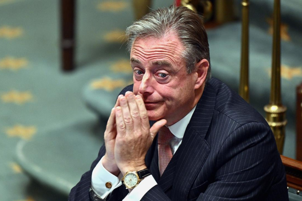 Baş nazir Trampı &ldquo;ac tırtıl&rdquo; adlandırdı