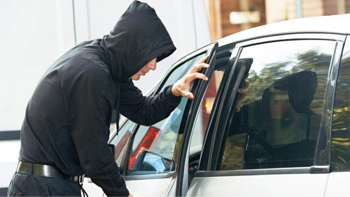 Avtomobildən bank kartını oğurlayan şəxs saxlanıldı