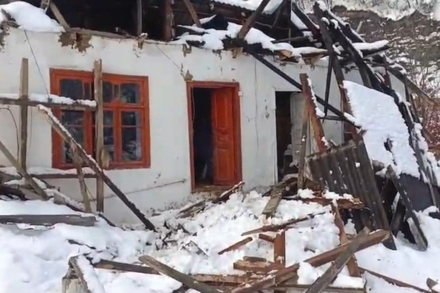 Lerikdə damı çökən evdə 3 nəfər olub - FOTOLAR