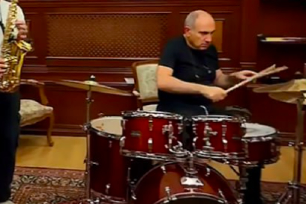 Paşinyan öz musiqi qrupunu yaratdı