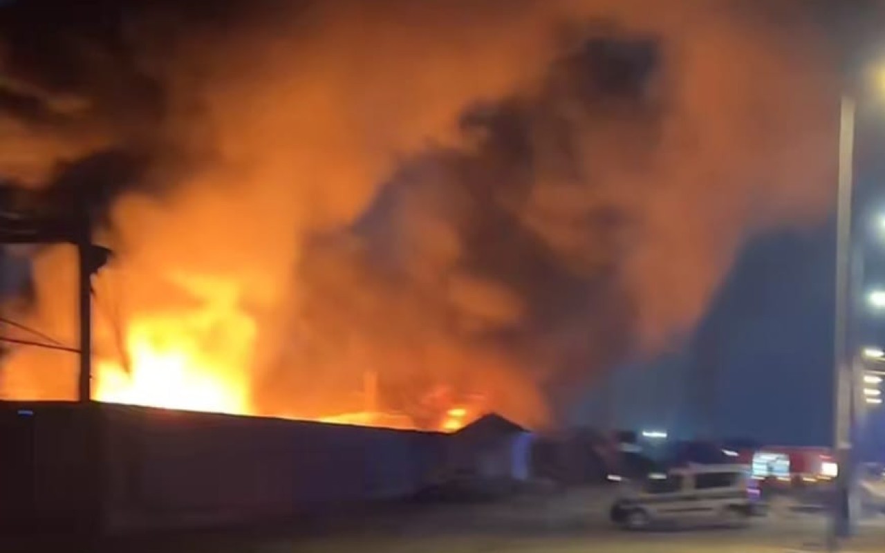 Sumqayıtda maşın təmiri sexi yanır