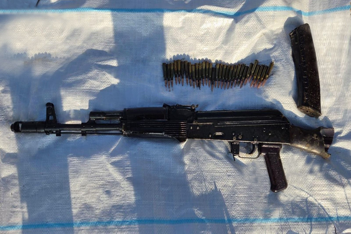 Məhkumun&nbsp;evində gizlətdiyi avtomat silahı aşkarlandı