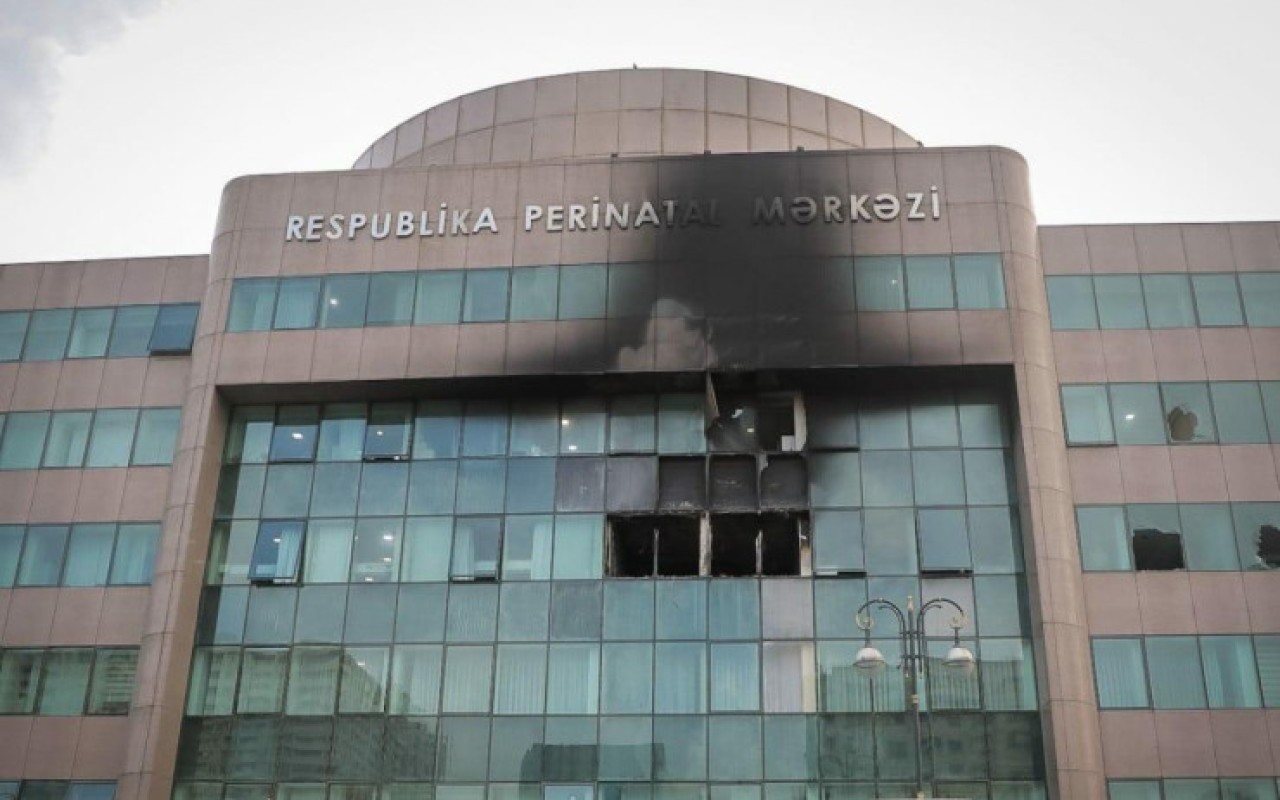 Həkimlər vəziyyəti ağır olan körpələrə baxmayıb - Məhkəmə