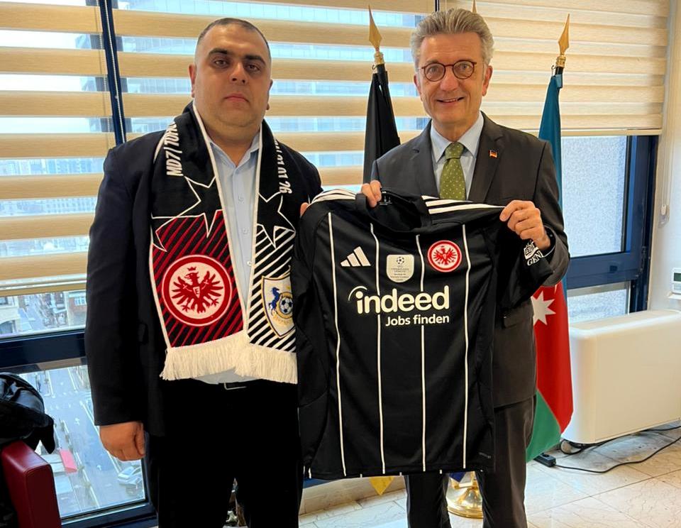 Səfir &ldquo;Qarabağ&rdquo;-&ldquo;Ayntraxt&rdquo; matçının hesabını düz tapan şəxsi mükafatlandırdı