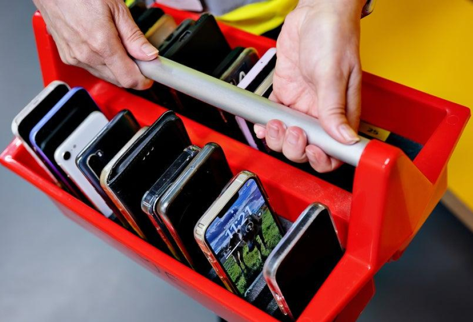 Daha bir ölkədə şagirdlərə telefon qadağan edilir