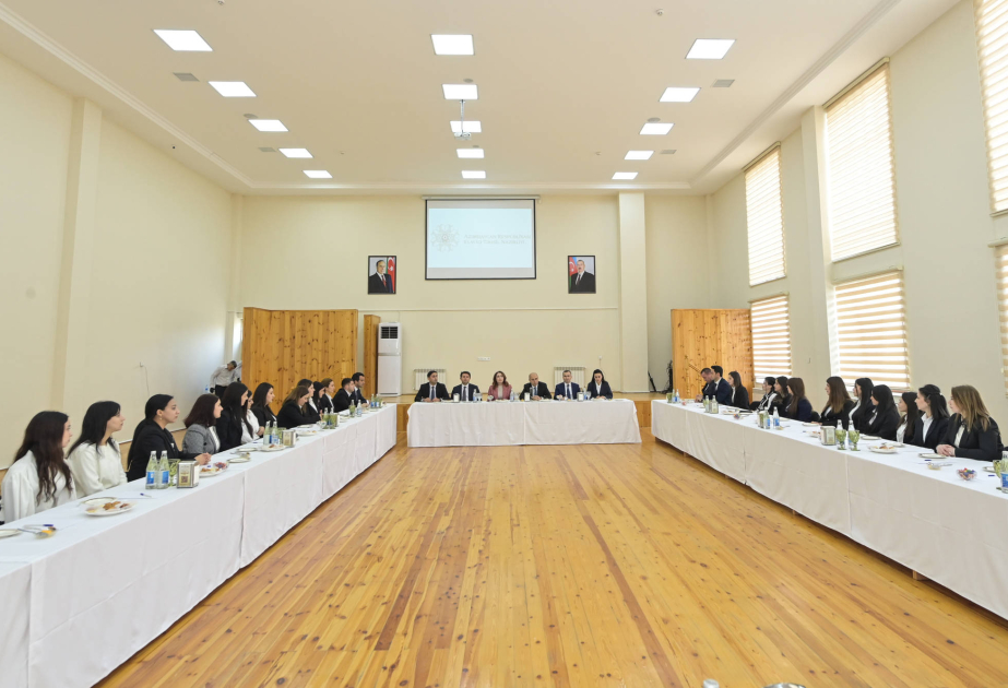 Nazir&nbsp;gənc müəllim və direktorlarla görüşdü