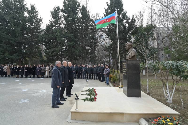 Emin Əmrullayev Milli Qəhrəmanın&nbsp;büstünün açılışında - FOTOLAR