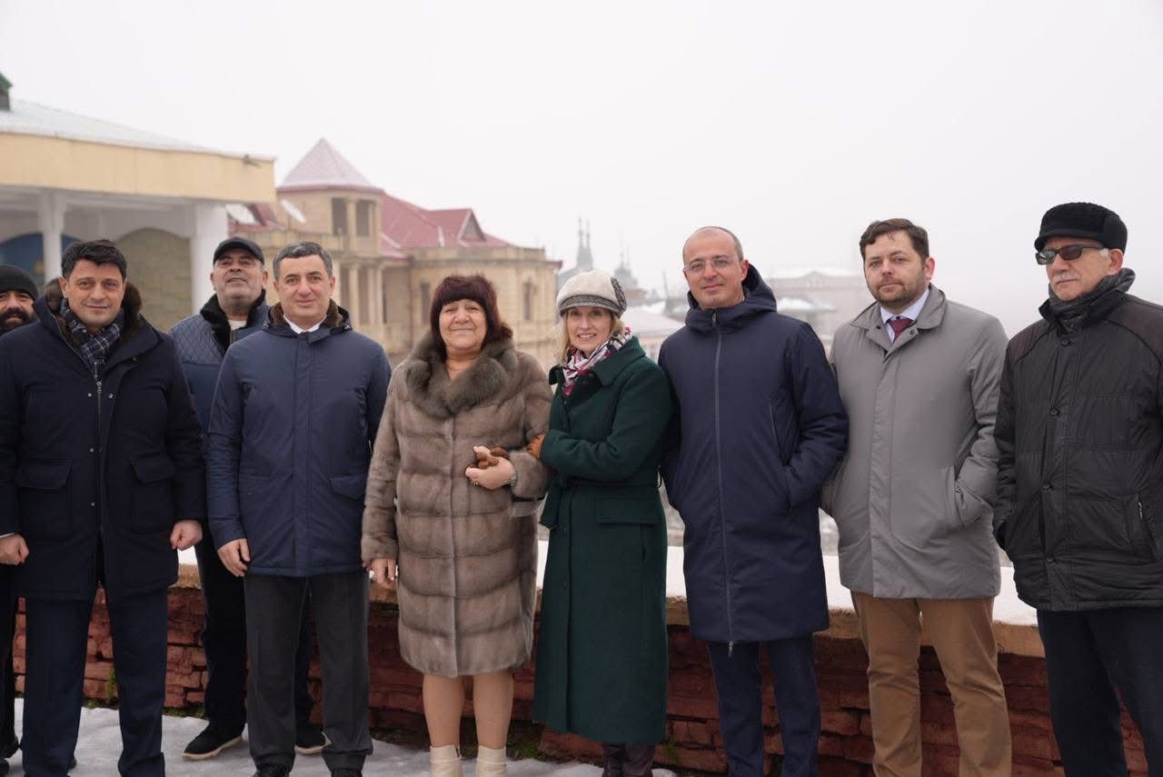 Emi Karlon Qırmızı Qəsəbədə - FOTO