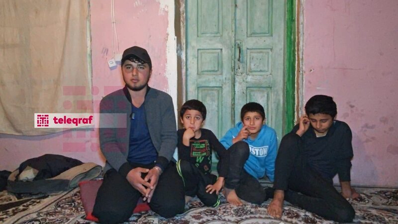 Fermada keçən uşaqlıq: Cəlilabadda 4 qardaş məktəb üzü görmür