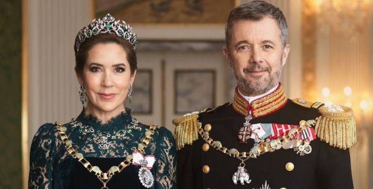 Kral Qrenlandiyaya gedir -&nbsp;Trampa meydan oxudu