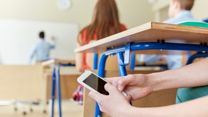 Məktəblərdə telefondan istifadə qadağan edilsin!