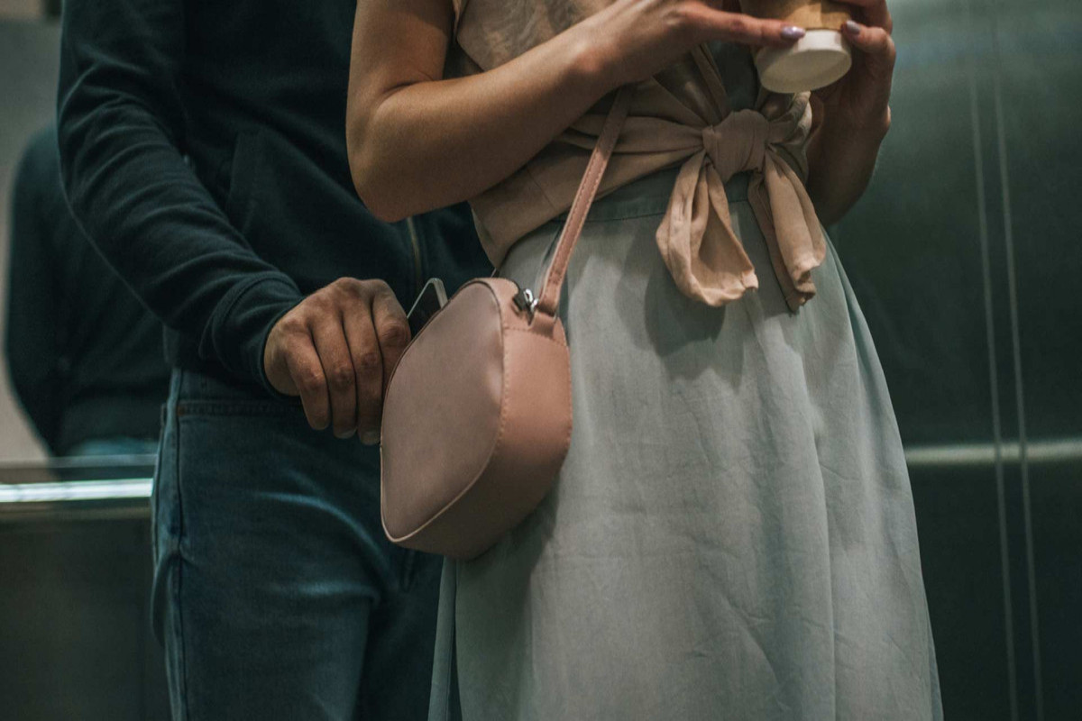 &ldquo;Kömək&rdquo; adı ilə vətəndaşın çantasını oğurlayan şəxs saxlanıldı