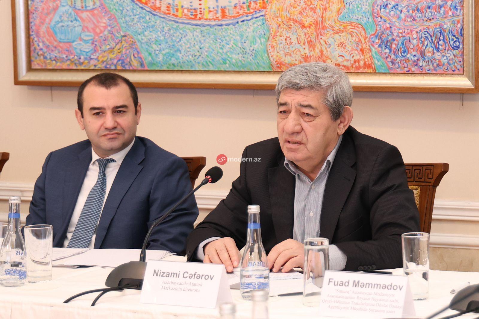 Yazıçı öz kitabını küçədə sata bilməz - Akademik