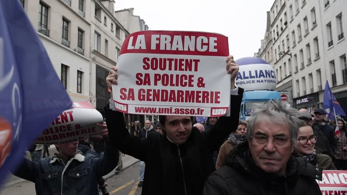 Fransada polislar ayağa qalxdı&nbsp;