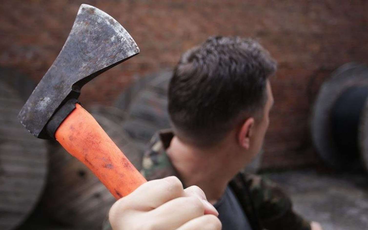 Qardaşı qızlarını baltalayan əmiyə cinayət işi açıldı