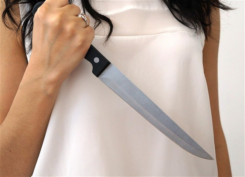 Bakıda yeniyetmə qız anasını döydüyü üçün atasını bıçaqladı