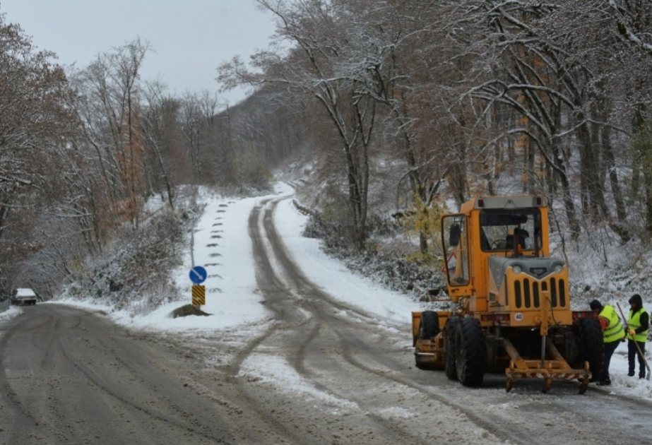 Sürücülərin nəzərinə! - Bu ərazilərdə yollar buz bağlayıb