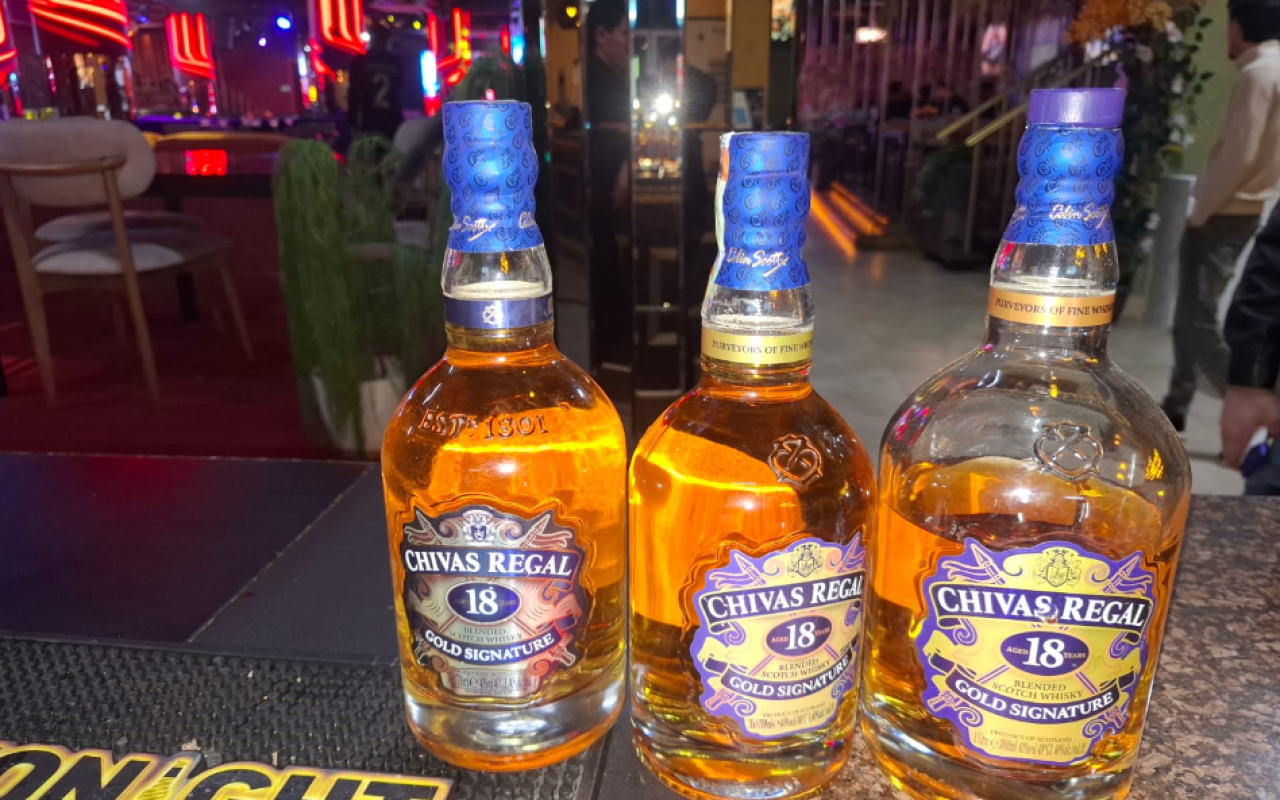 Məşhur meyxanaçının restoranında saxta içkilər verilirmiş - FOTO