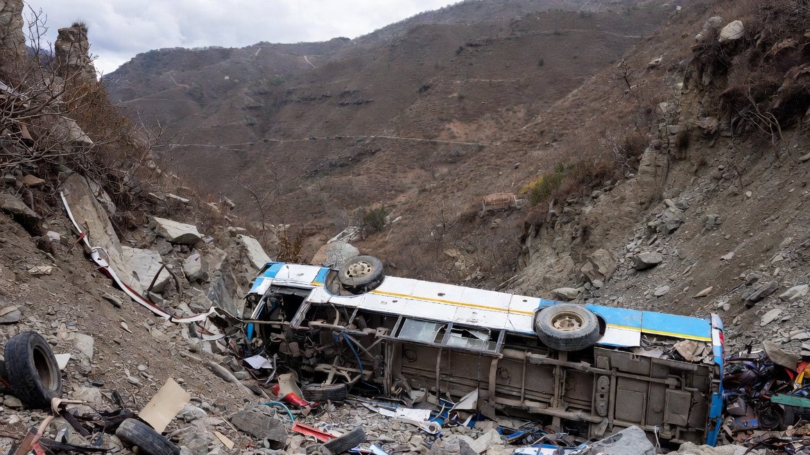 Avtobus dərəyə aşdı - 13 nəfər öldü