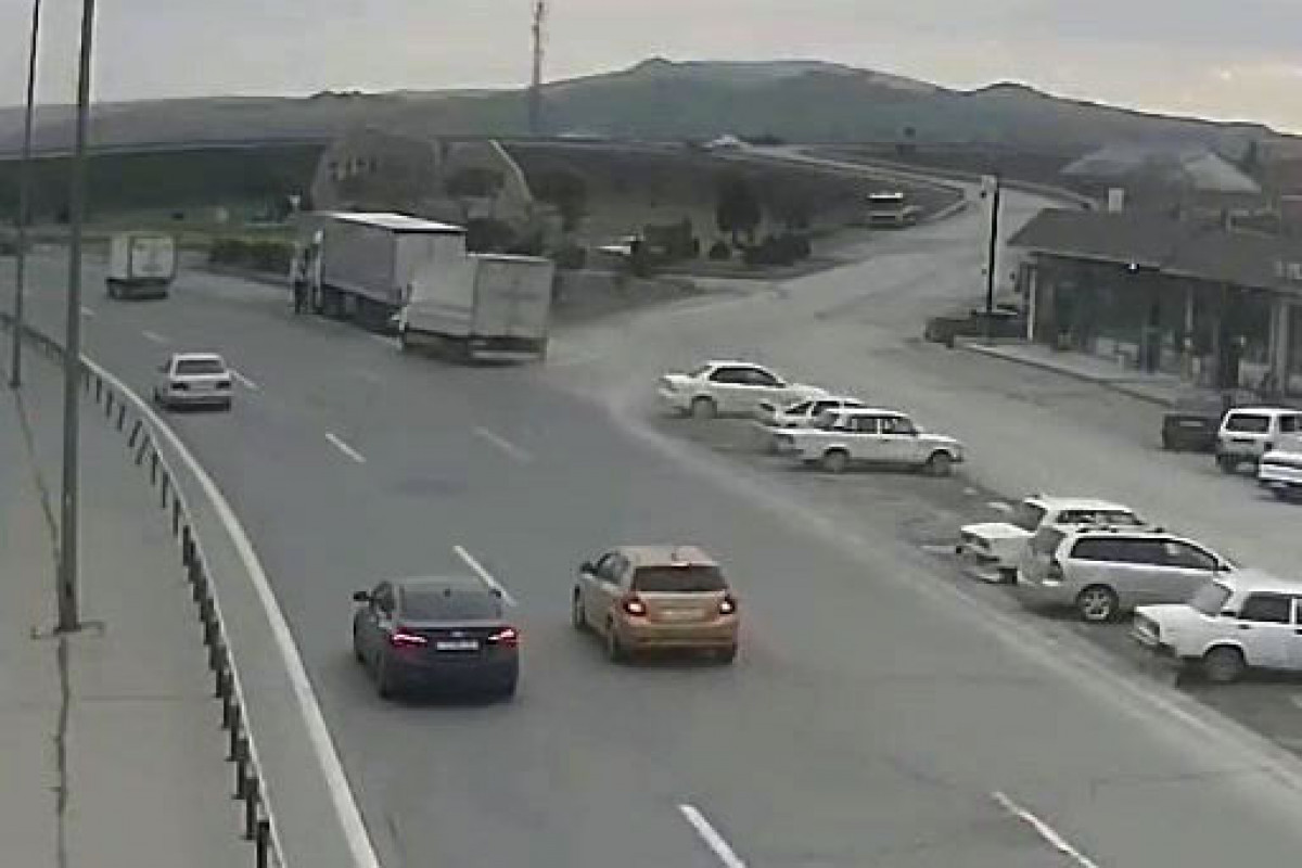 Yük maşını yol kənarında dayanan avtomobilə çırpıldı - VİDEO