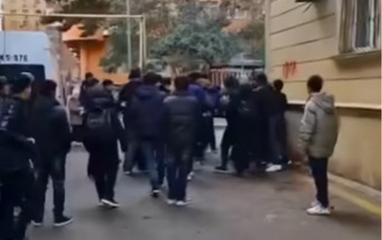 15 şagird bir məktəblini döyüb?&nbsp;- AÇIQLAMA