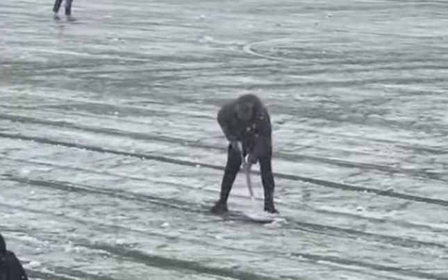 Qurban Qurbanov meydanı qardan təmizləyir -&nbsp;VİDEO