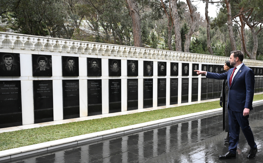 ABŞ Vitse-prezidenti&nbsp;Şəhidlər xiyabanını ziyarət etdi - VİDEO