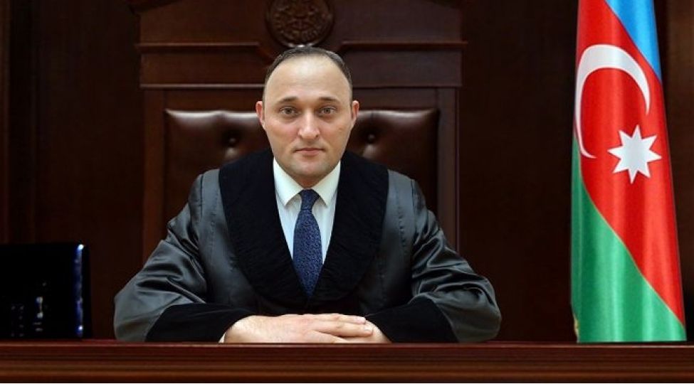 Hakim etiraz etdi: &ldquo;Atanı qolu qandallı göstərməyin uşağa&rdquo;