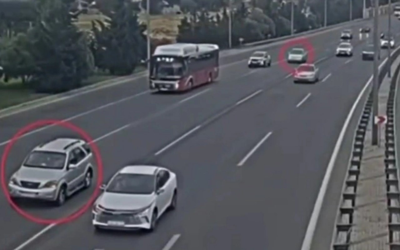 1889 texniki nasaz avtomobil yolda qaldı