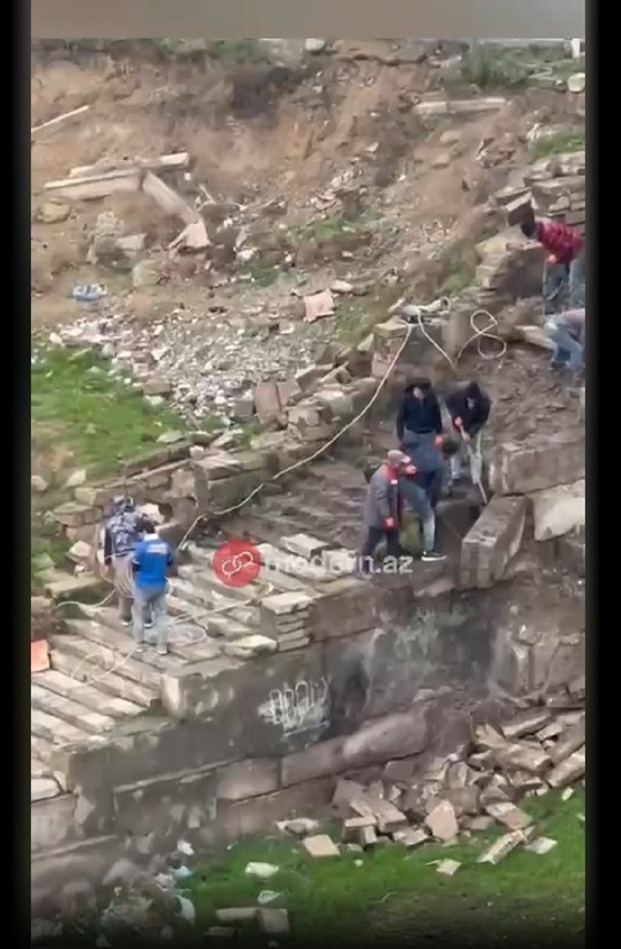 Əhmədlidə sürüşmə zonasında tikinti: Aidiyyatı qurumlar nə deyir?