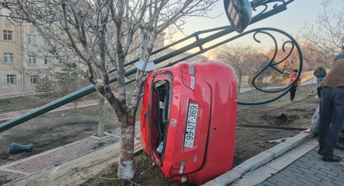 Naxçıvanda avtomobil işıq dirəyinə çırpılıb, iki nəfər xəsarət alıb